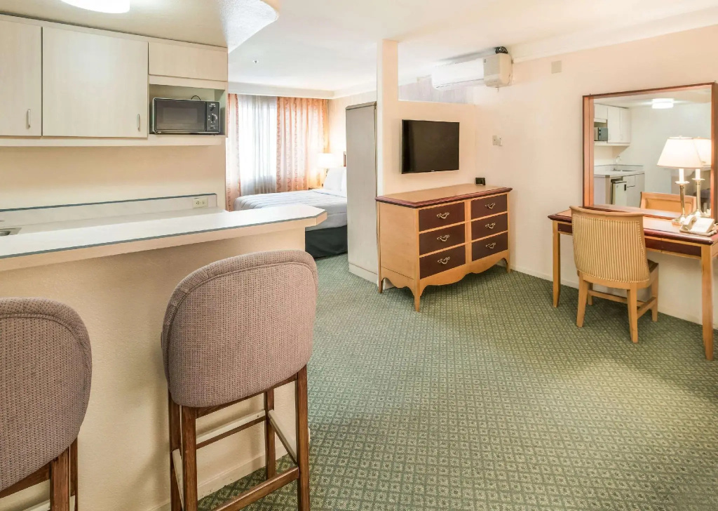 Double Suite (full double bed)