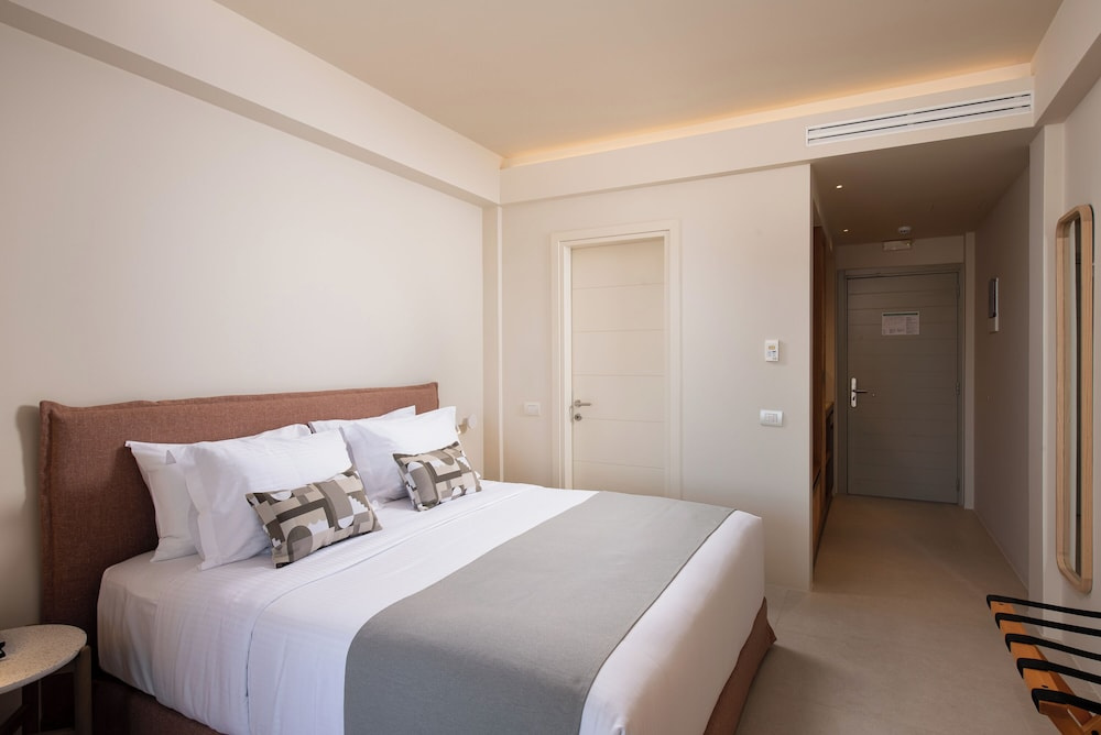 Standard Double room with balcony and with partial sea view (full double bed)