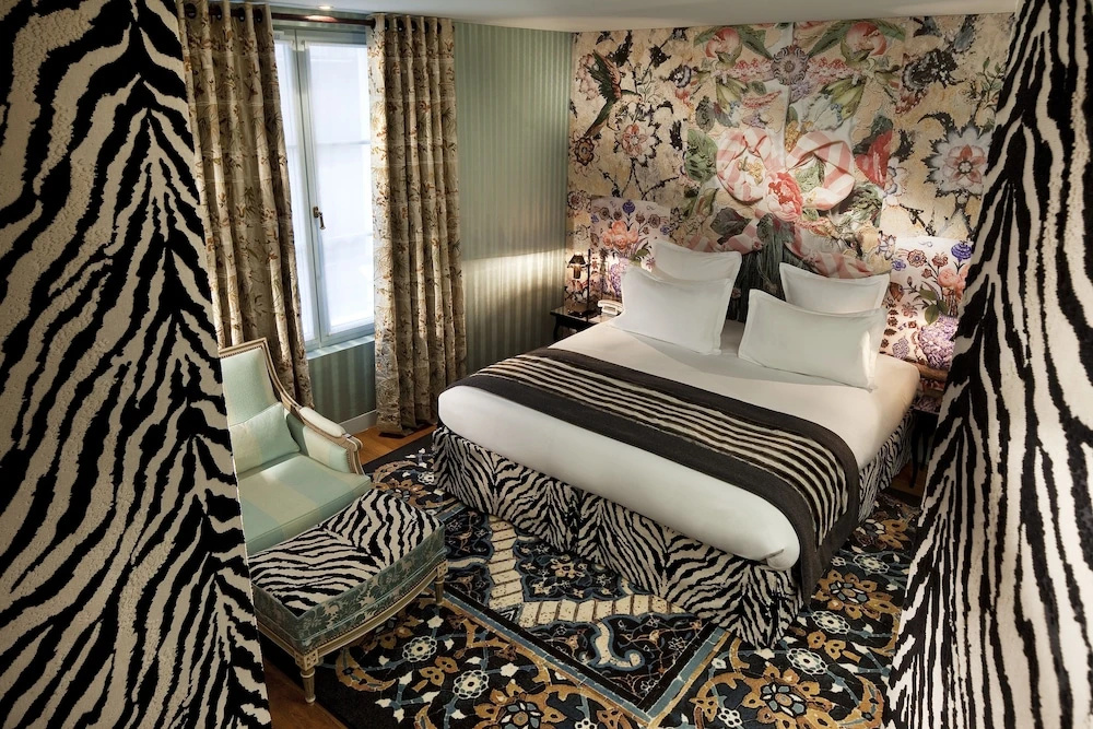 Hôtel du Petit Moulin, Haute Couture hotel by Lacroix 82