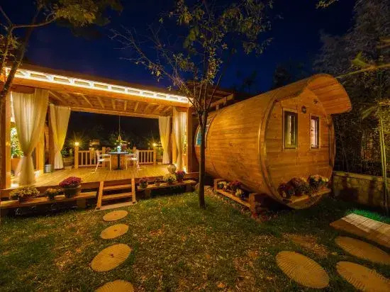 Jiuru Mountain Hongyanrong Wooden Barrel Homestay