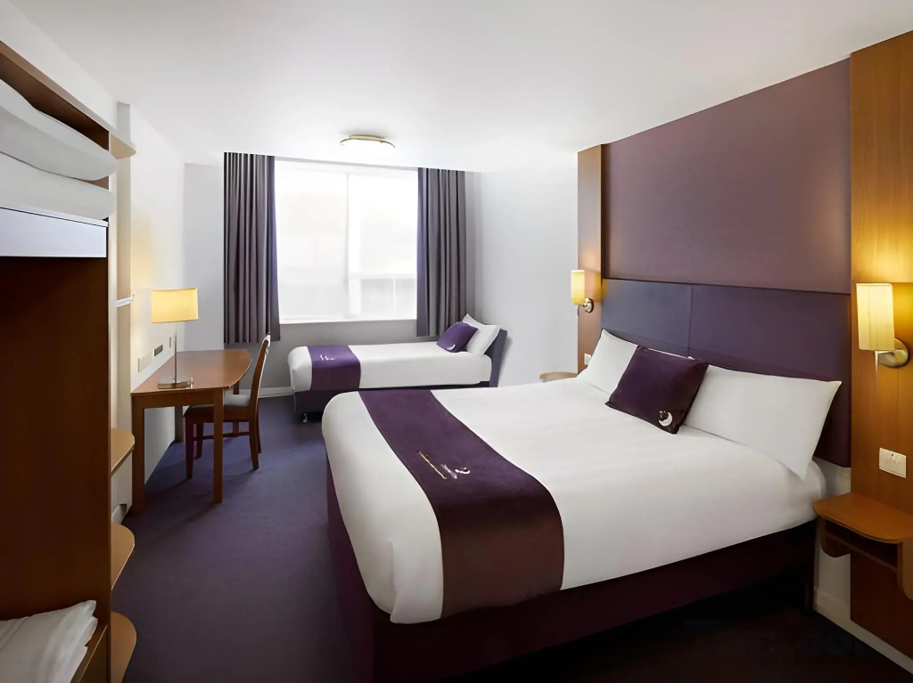 Premier Inn Heathrow Airport T2 & T3 (Bath Road) — фото