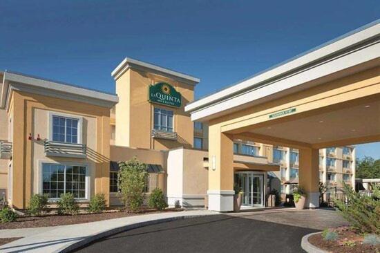 La Quinta Inn & Suites by Wyndham Manchester image