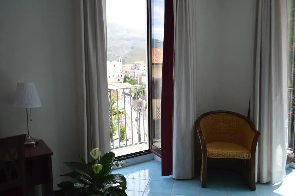 Deluxe Double room with balcony (full double bed)