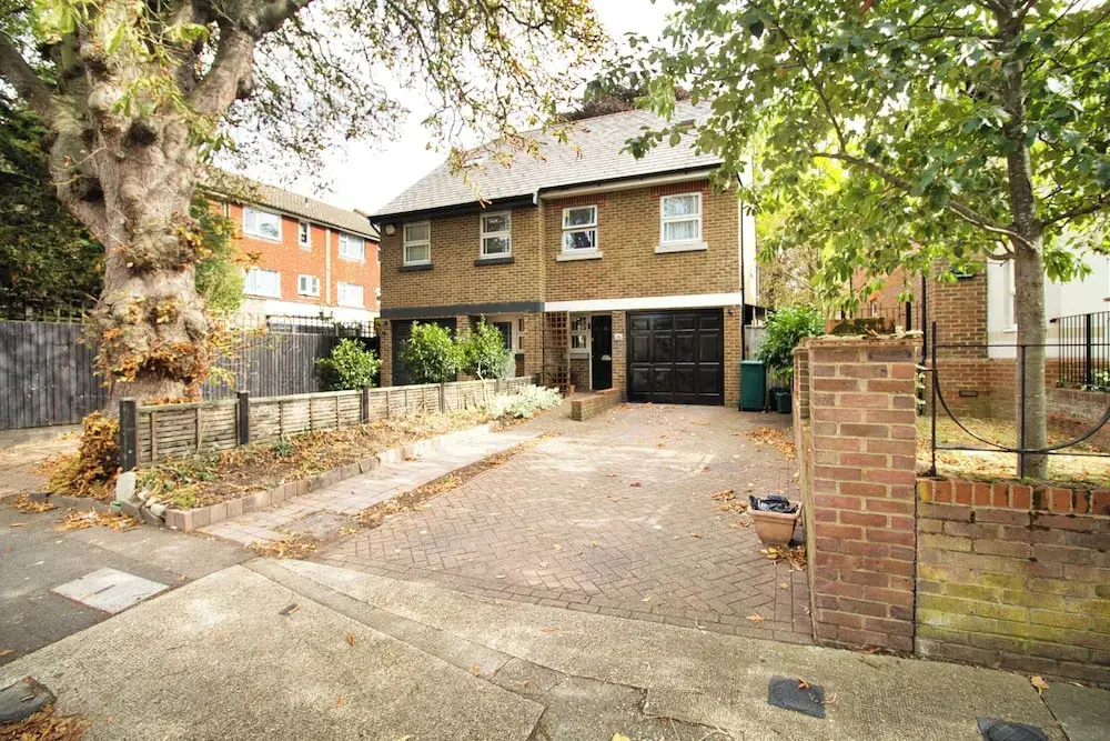 3 Bed Town House - Sleeps 5 - Ensuite - Off Street Parking - Pets Welcome - Wifi
