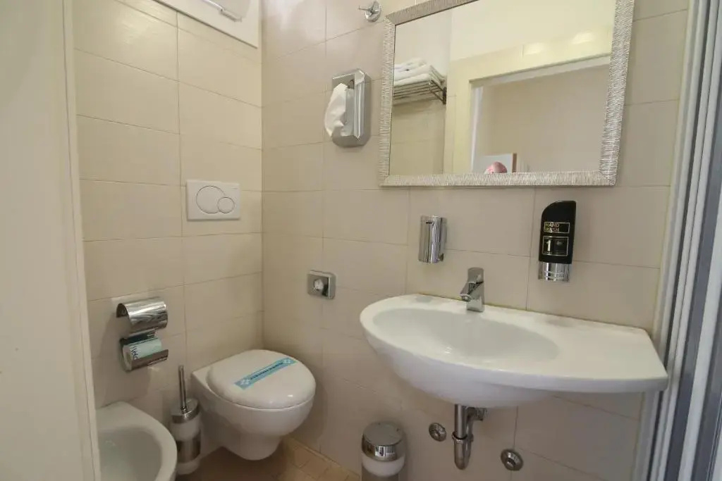 Deluxe Double room with balcony (full double bed)