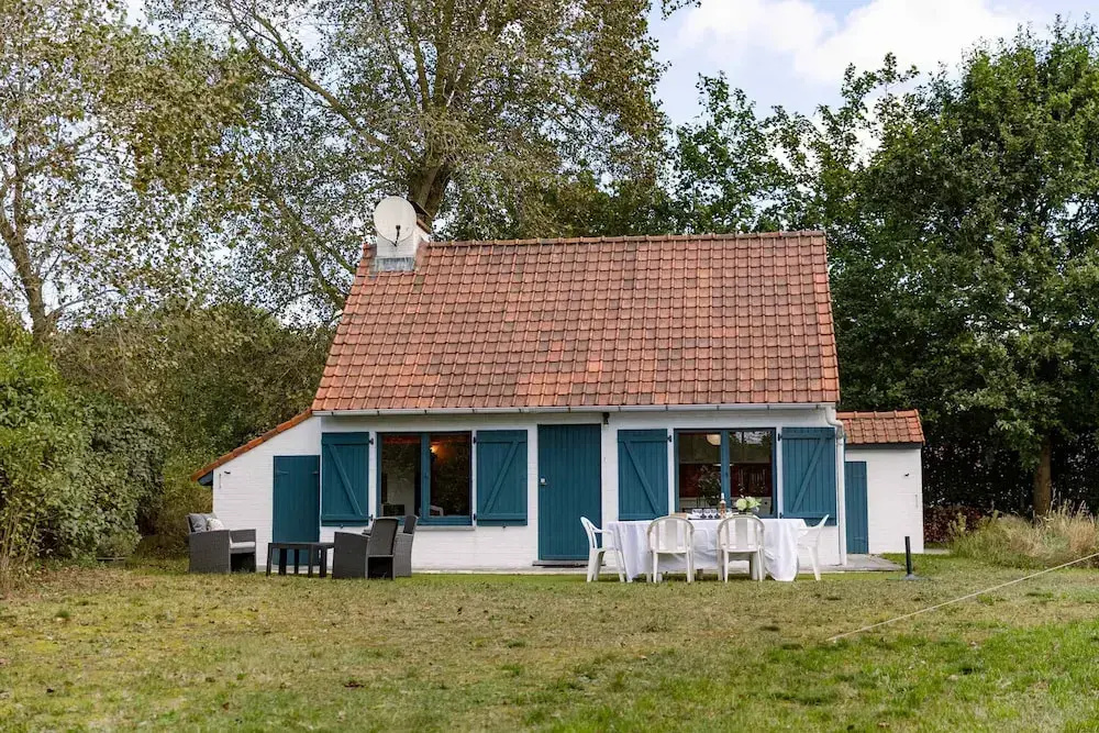 Cosy Bungalow Near the sea With car Bike Parking