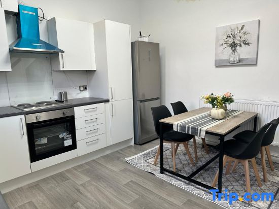 Modern 3‑Bedroom Home in Bury — Premium Mattresses • Blackout Blinds • Ensuite M
