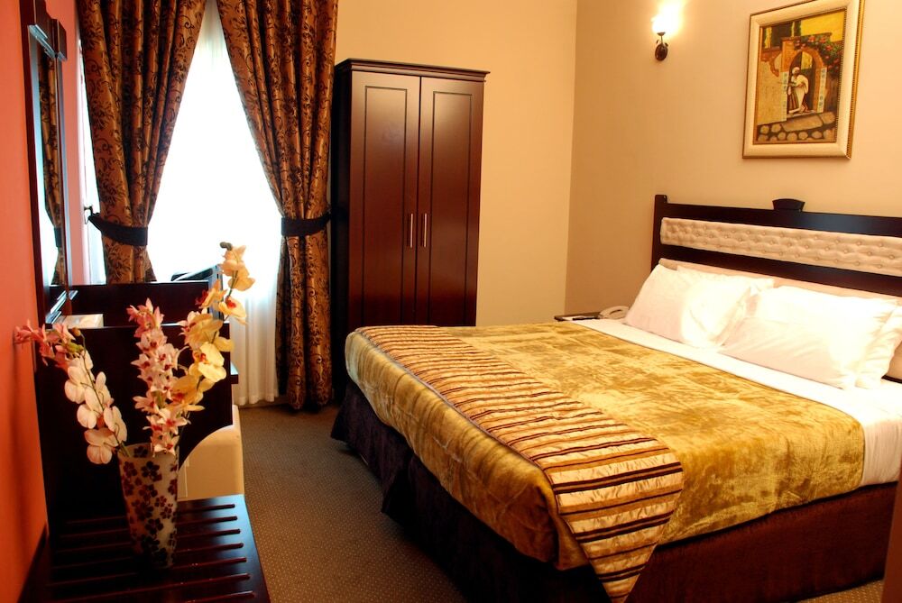 Al Bustan Tower Hotel Suites