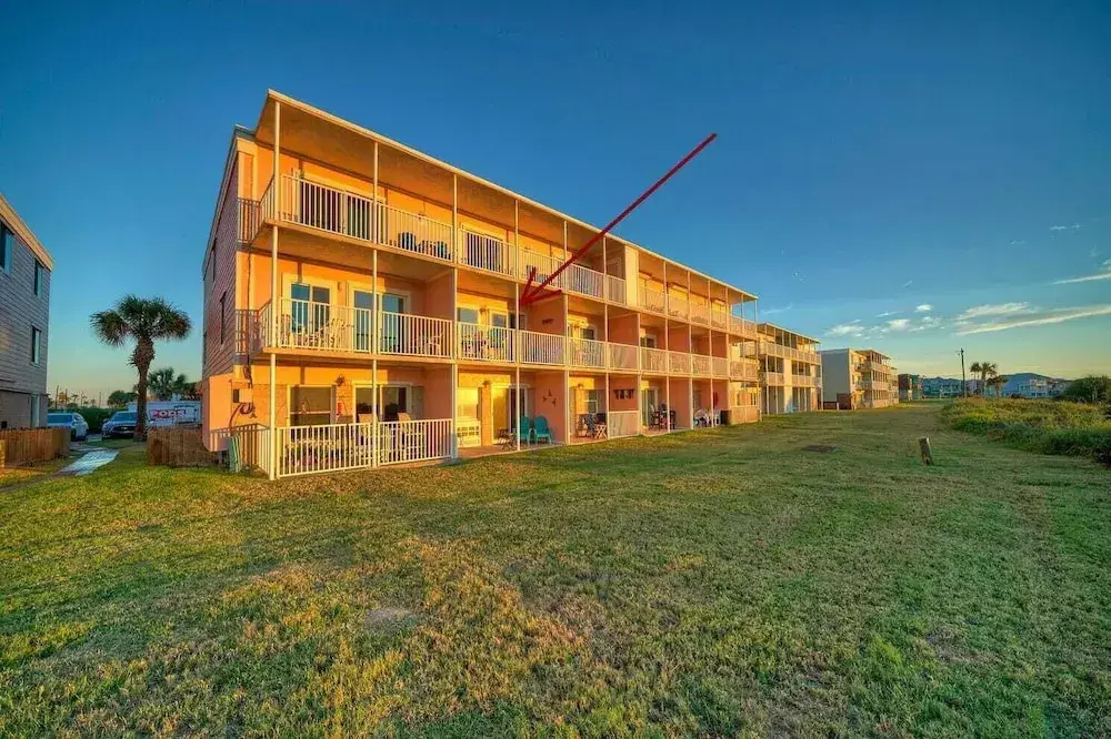 2 Studio Condos Beach Boardwalk, Pool & Tennis Court Island Retreat Complex