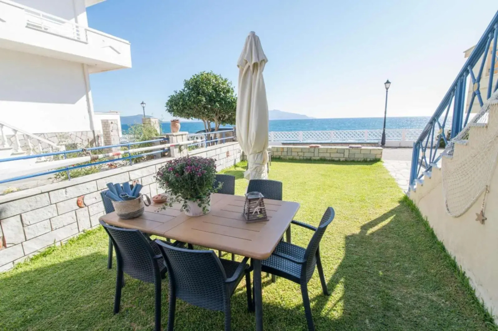 Lovely apartment just infront of the beach