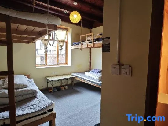 Кровать в общем номере (мужской номер) в Up In The Air Youth Hostel