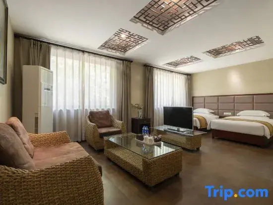6 Bedrooms Villa