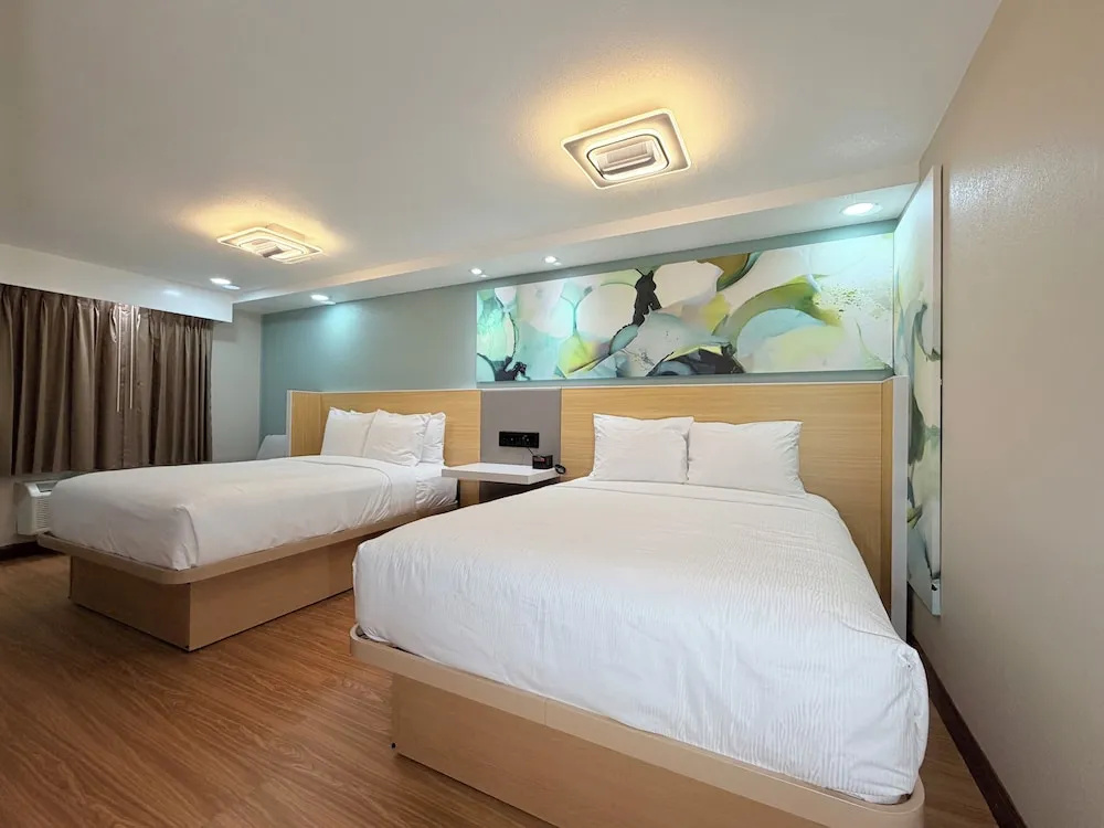 Deluxe Quadruple room with courtyard view