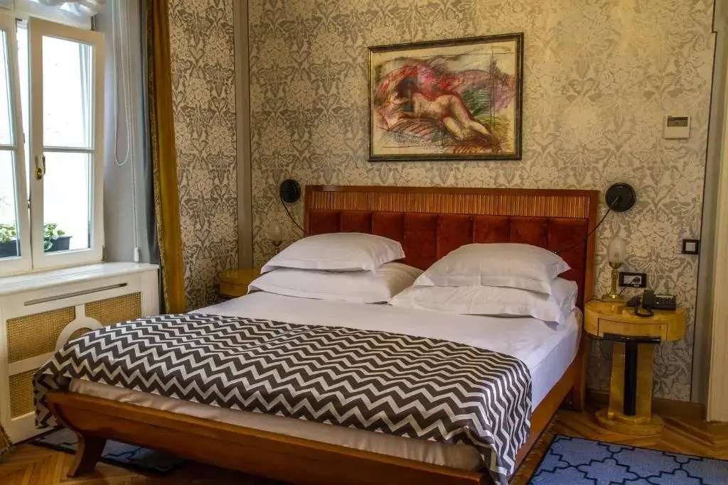 Emerald Deluxe Double Suite full double bed