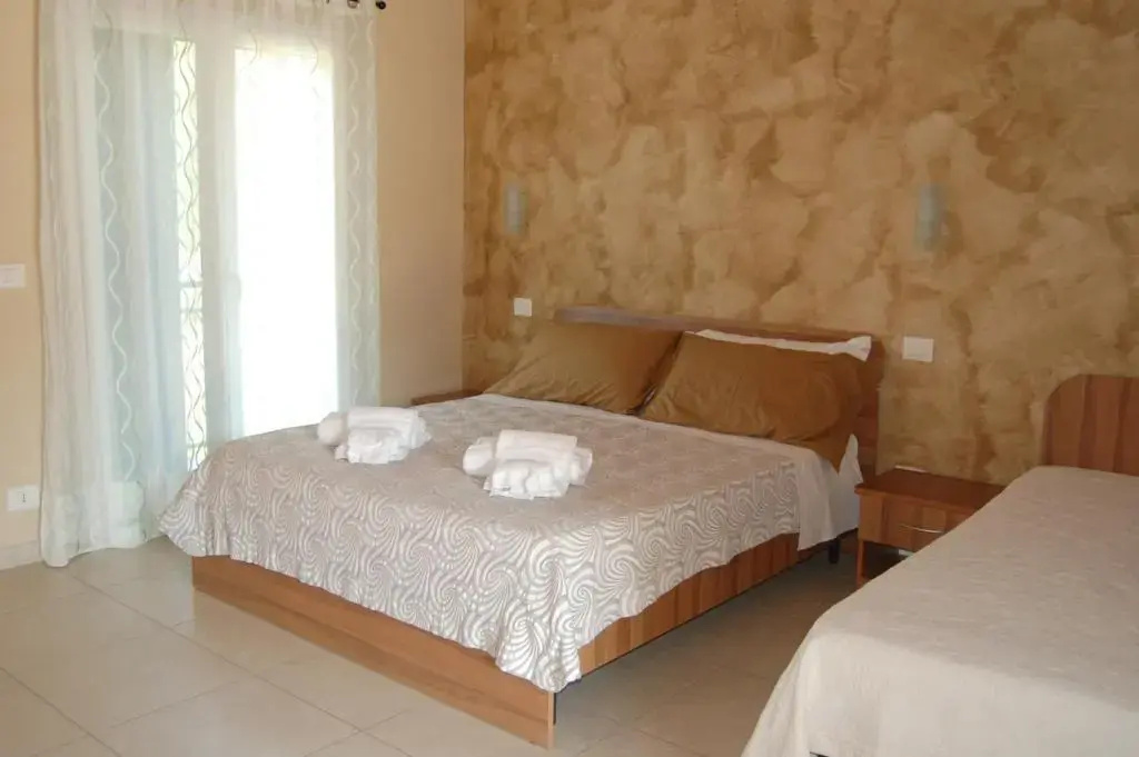 Standard Double room with balcony (full double bed)