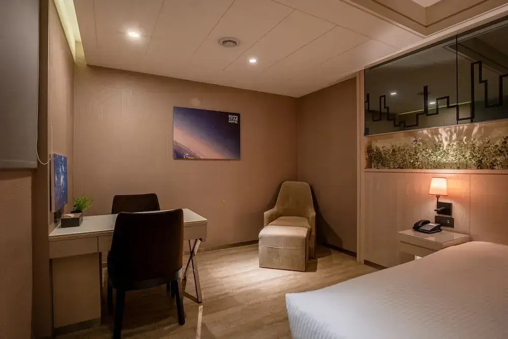 Deluxe Double room (full double bed)