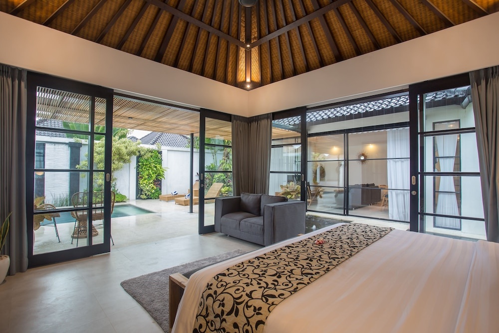 Отель The Kons Villa Bali Seminyak в Керобокан Келоде