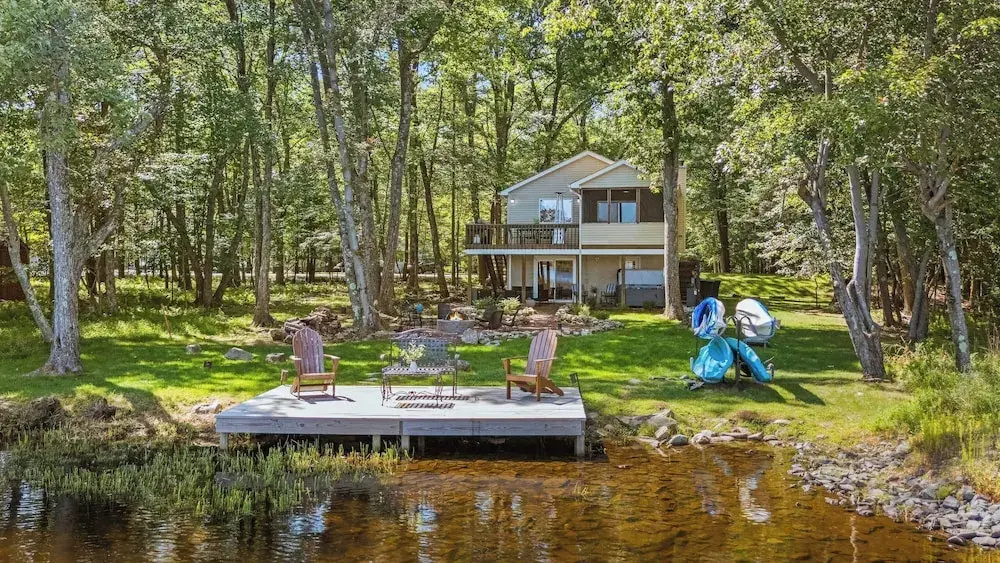 Lake Daze by Avantstay Lakefront w/ Modern Interior, Enclosed Porch & Hot Tub