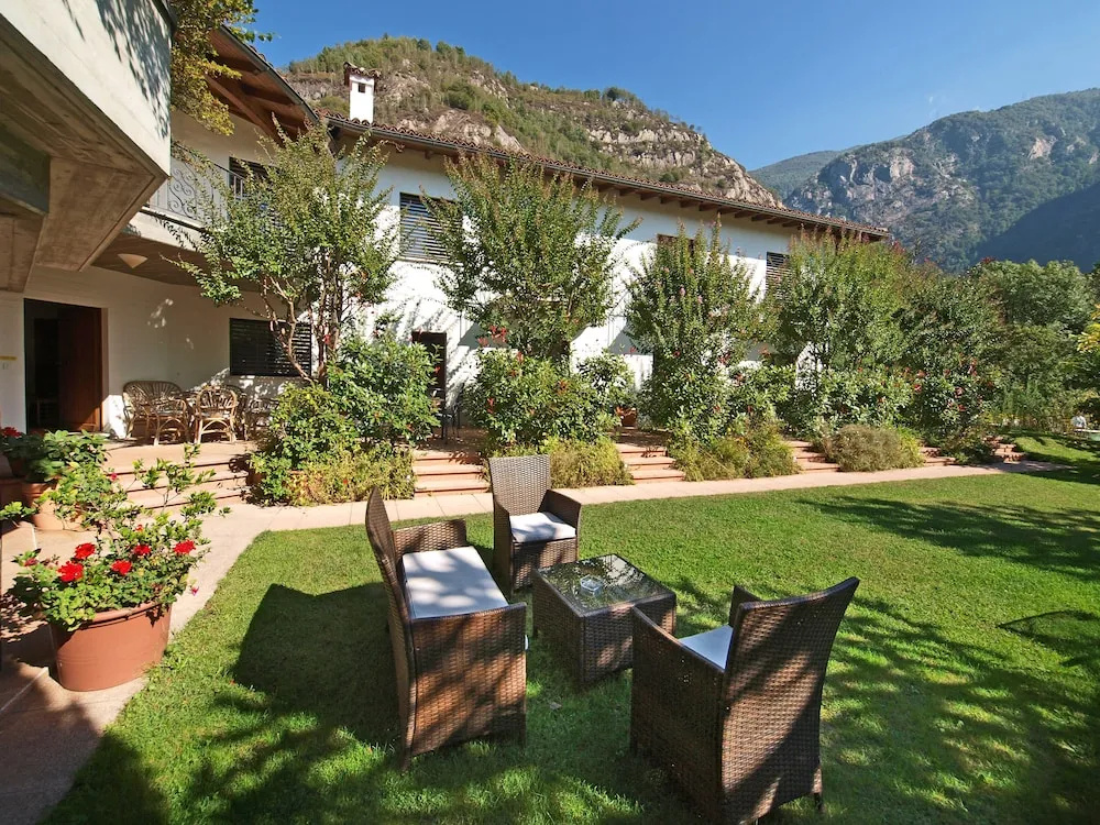 2 Bedrooms Standard Family room with garden view