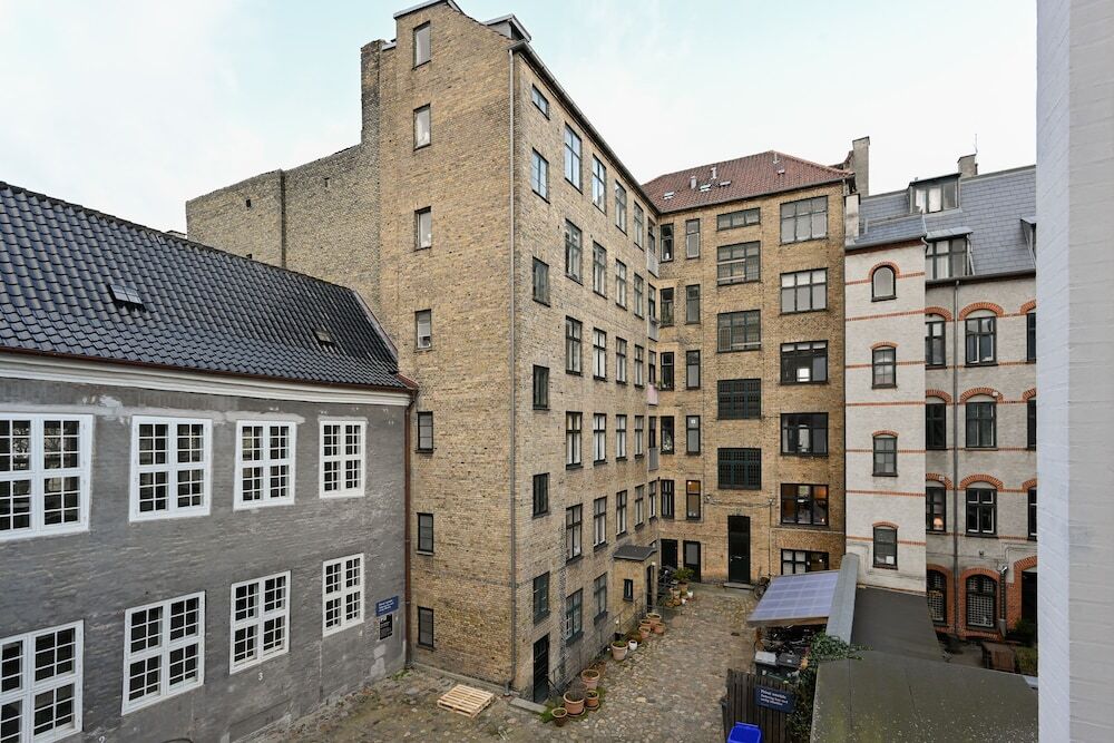 Отель Lovely 1-bedroom Apartment in the 18th Century Bulding in Downtown Copenhagen в Копенгагене