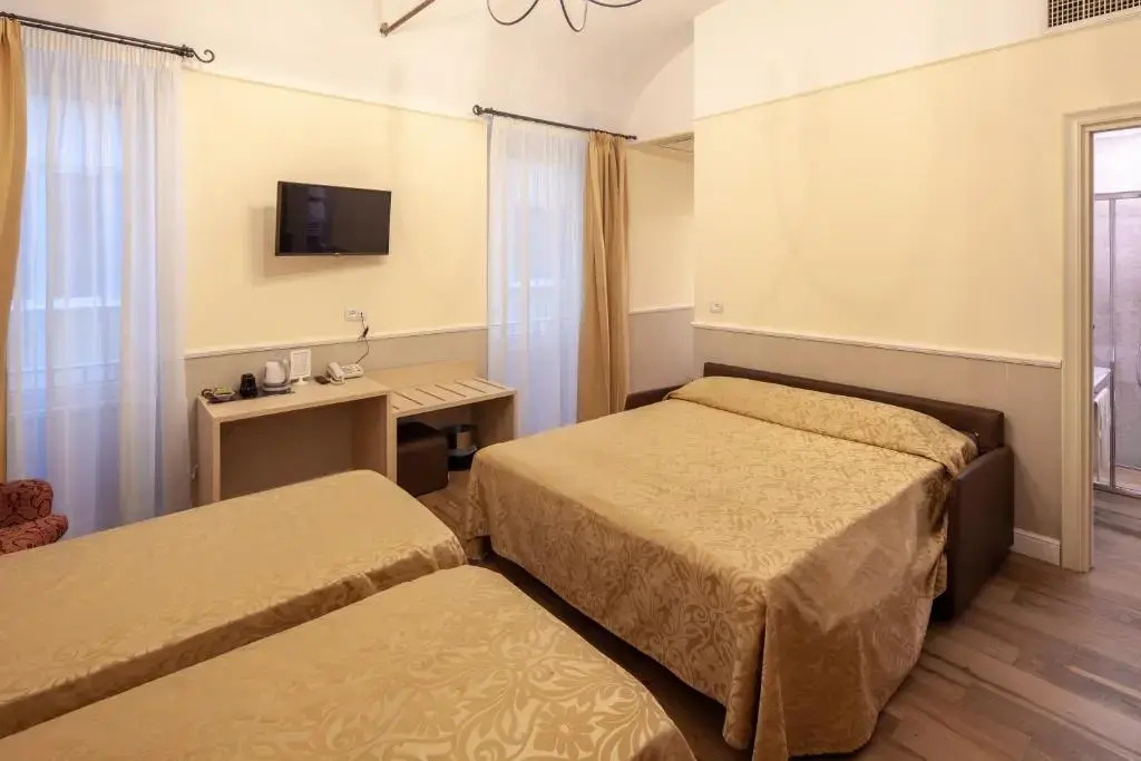 Standard Triple room