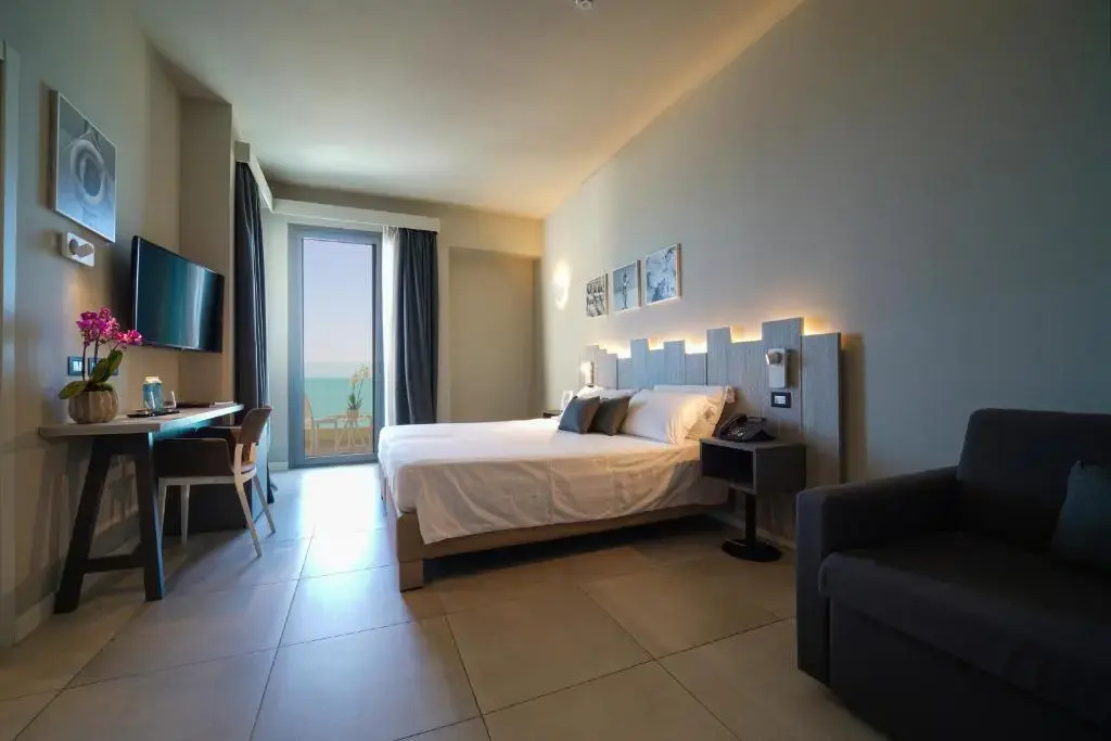 Standard Triple room with sea view