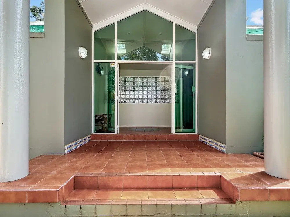 Spacious 4-bed Home With Coastal Charm