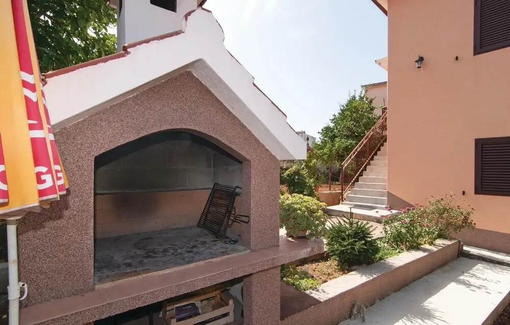 Stunning Home in Okrug Gornji With Wifi and 2 Bedrooms