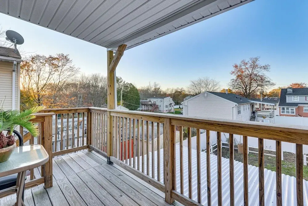 6 Mi to Dtwn New Haven: Duplex w/ Shared Yard