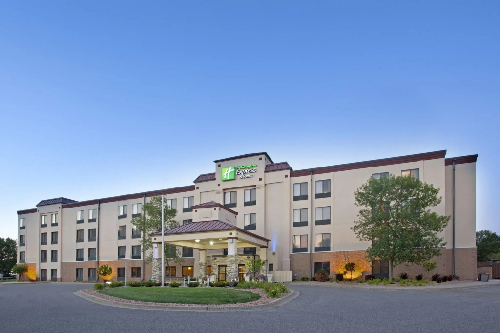 Holiday Inn Express & Suites Eden Prairie - Minnetonka by IHG