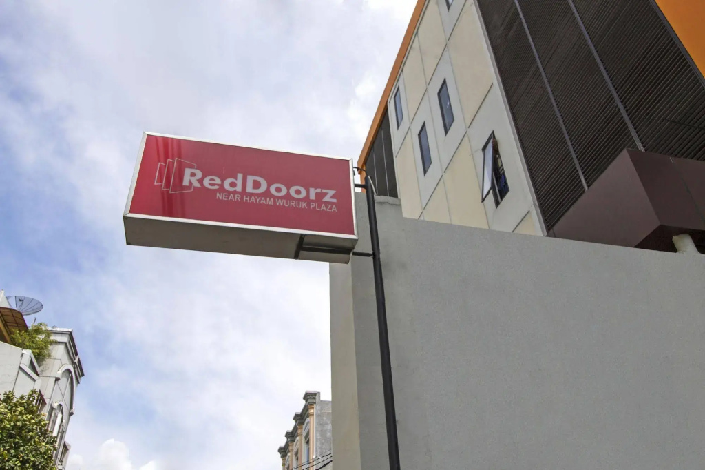 RedDoorz near Hayam Wuruk Plaza