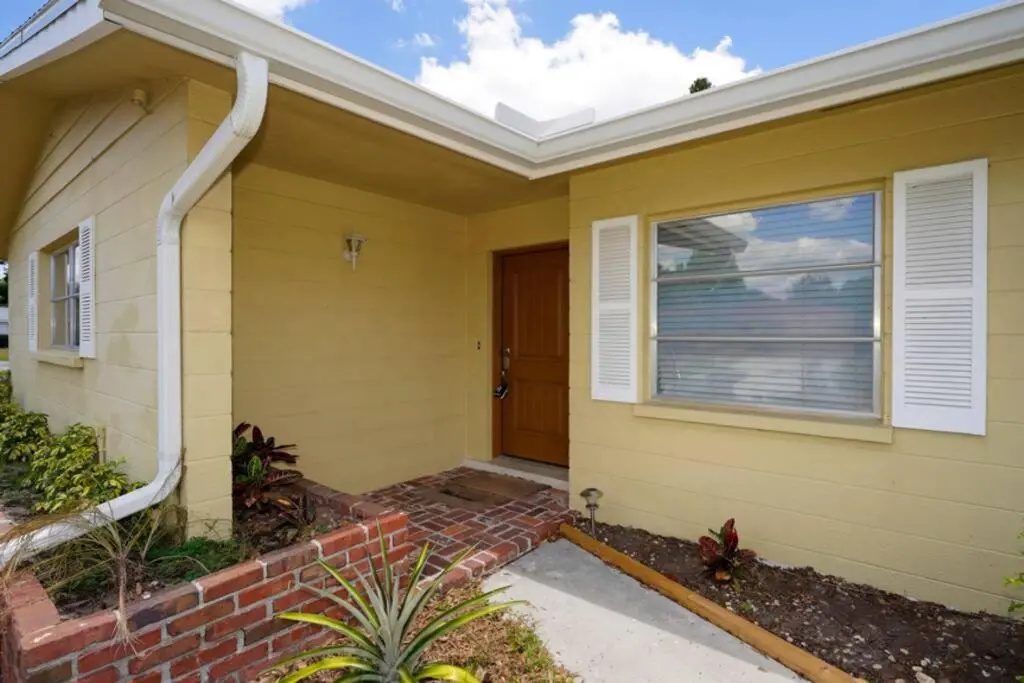 Pool Home - Close to beaches, food, downtown!