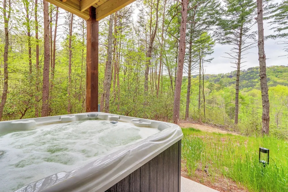 Blue Ridge Cabin w/ Hot Tub, Deck & Mountain Views