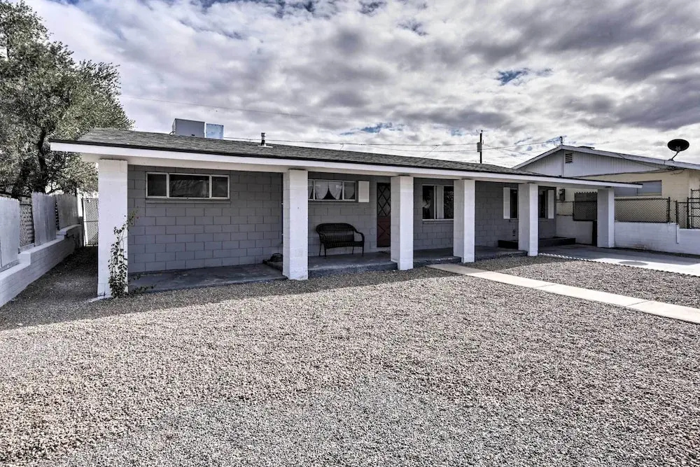 Centrally Located Gem With Laughlin Strip Views!