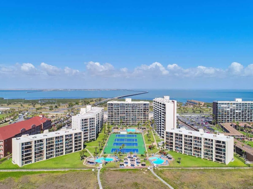 Sweeping 10th Floor Views - Up to 8 - Beachfront