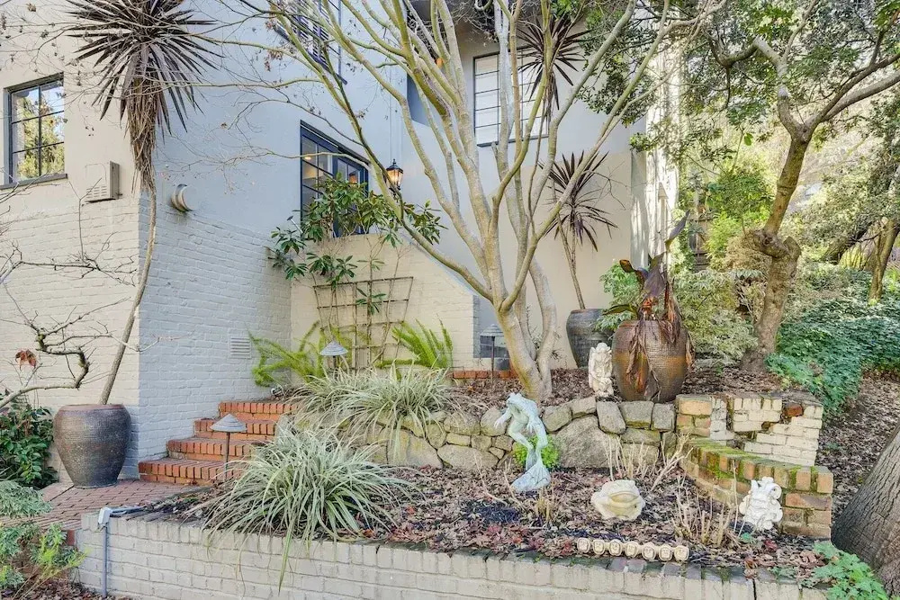 Aesthetically Elegant Downstairs Unit In Oakland 1 Bedroom Apts by Redawning