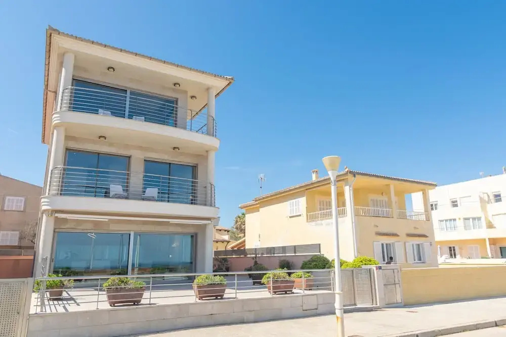 Seaside Elegance With Pool