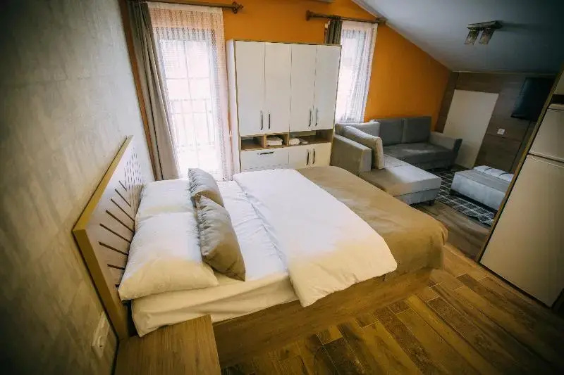 Deluxe Studio