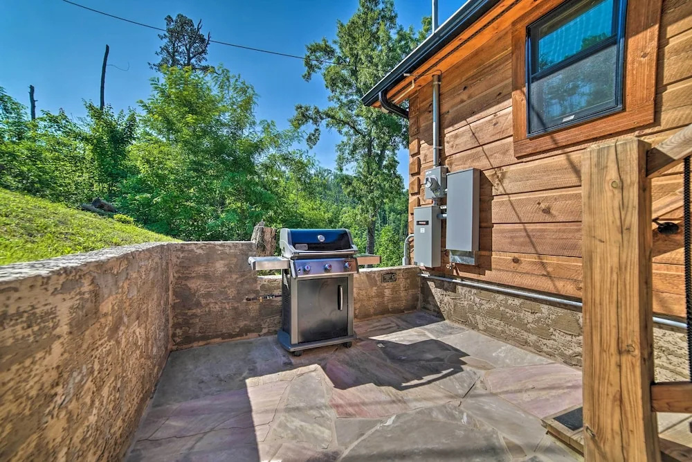 Hot Tub + Smokies Views! Spacious Mountain Retreat