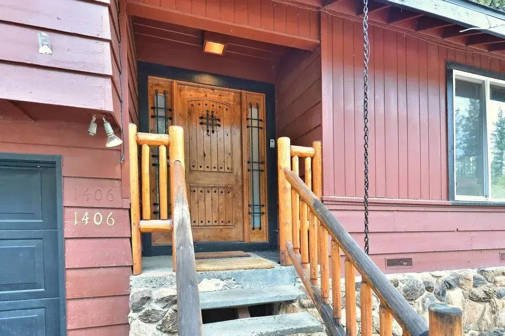 3BR 2BA Heavenly Chalet by RedAwning