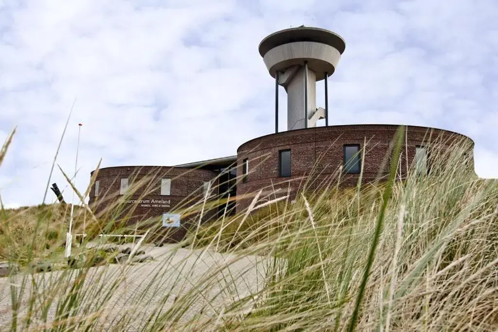 Appartementen STRANDHUYS en DE VUURTOREN - Resort Amelander Kaap met Terras en Gratis Verwarmd Binnen ZWEMBAD