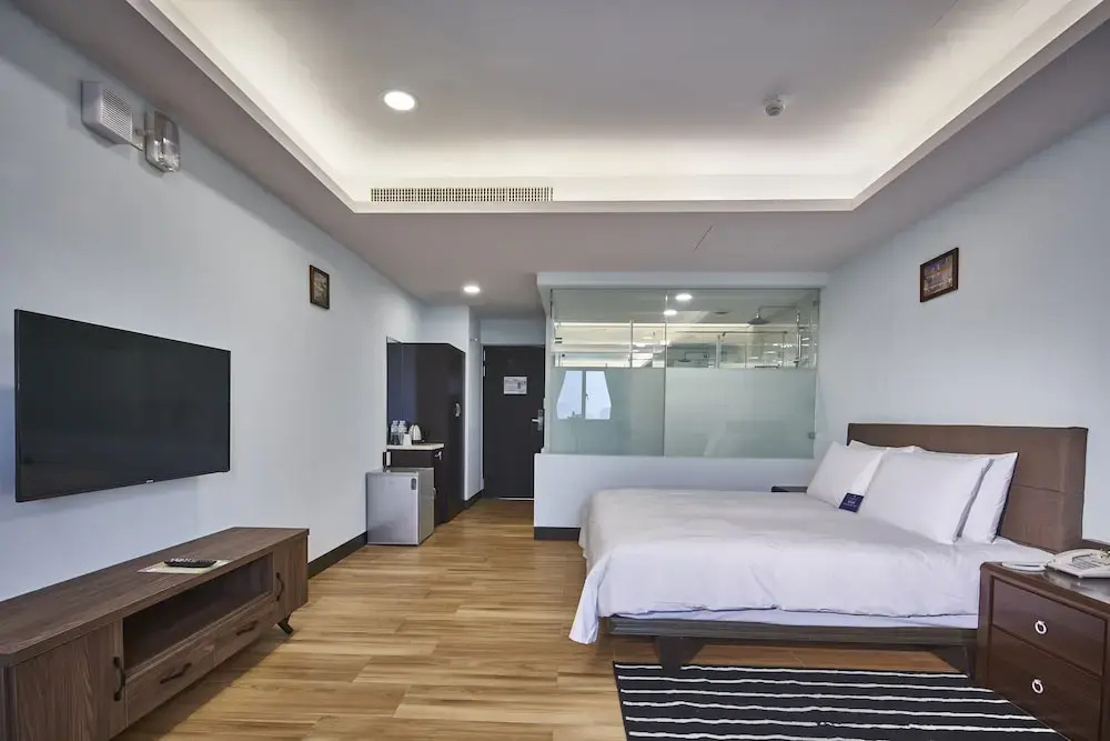 Business Double room (full double bed)