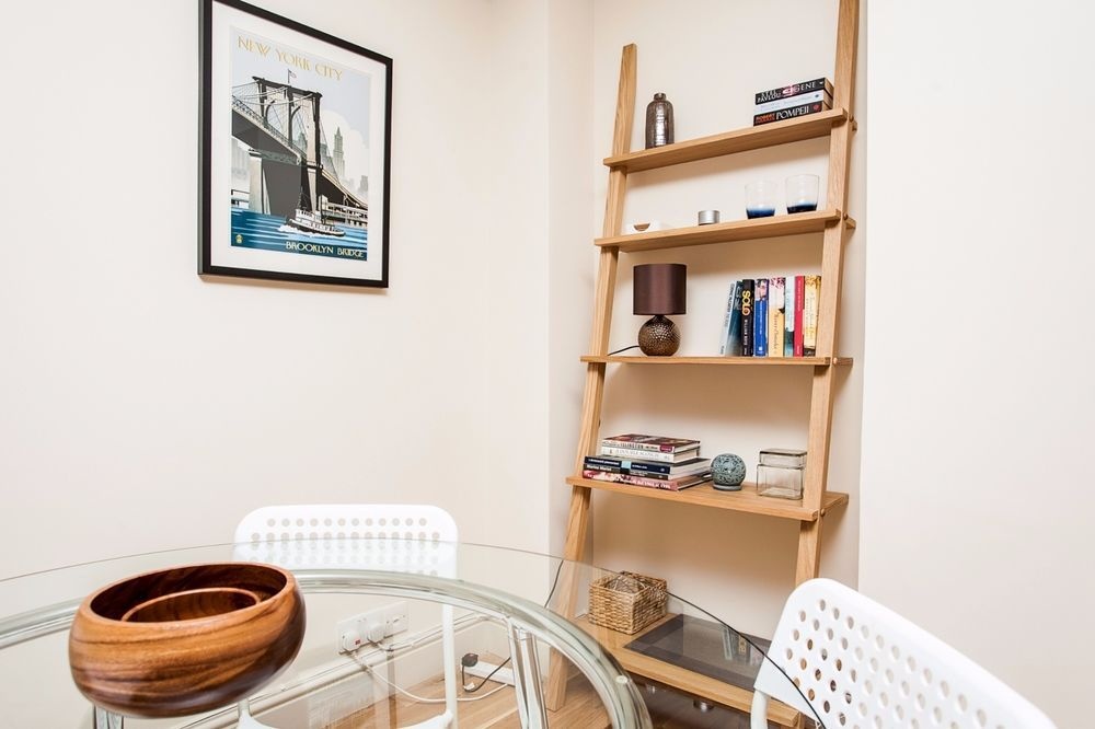 Bright &Spacious Central 1 Bed Basement Flat