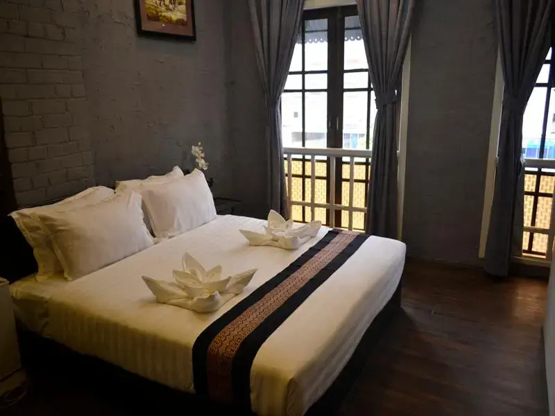 Standard Double room with street view (full double bed)