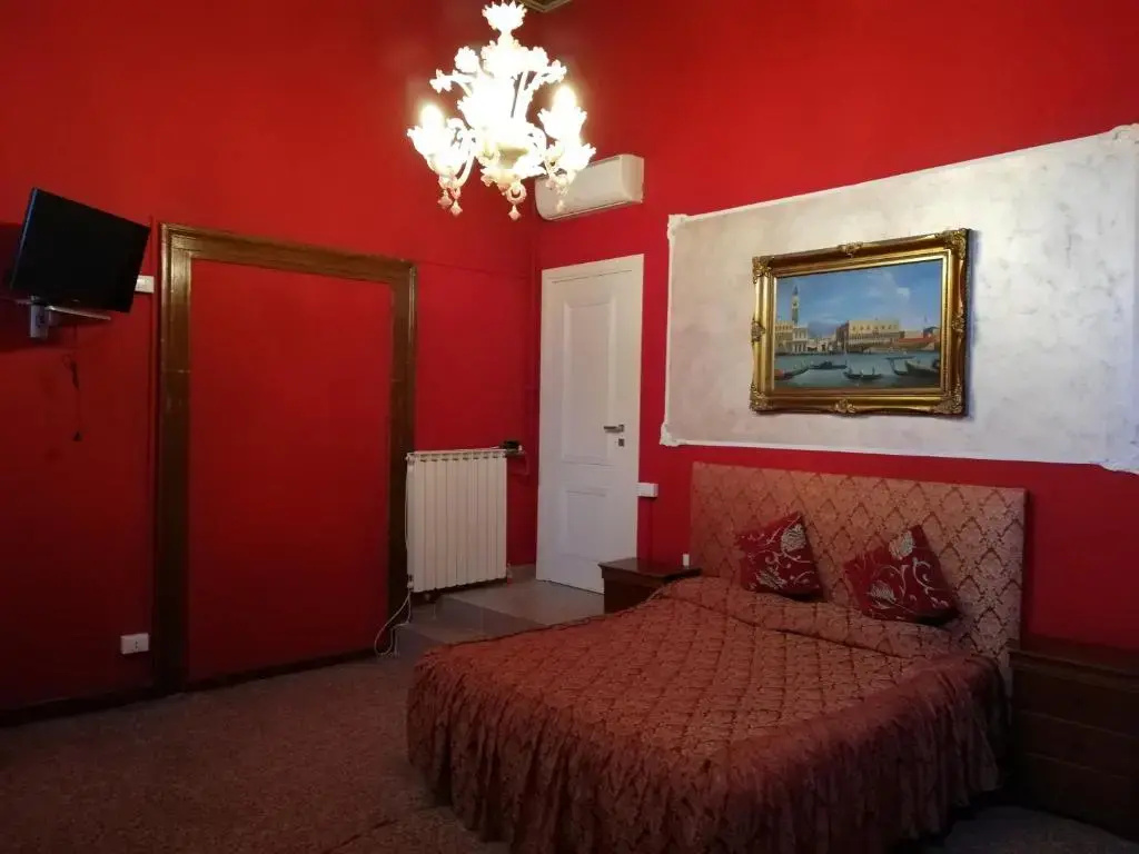Standard Double room with canal view (full double bed)