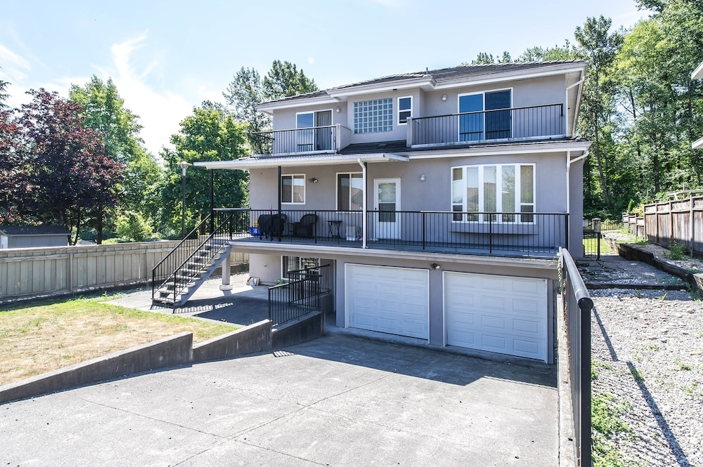 Family Home-Metrotown by Elevate Rooms - фото 10