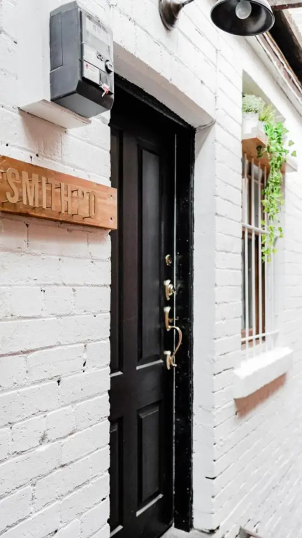 Your home on Smith St Collingwood (With Parking)