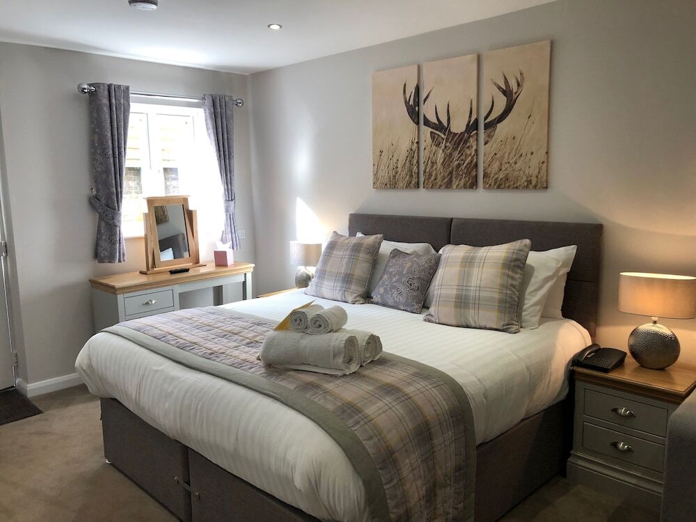 De Courceys Manor - 13
