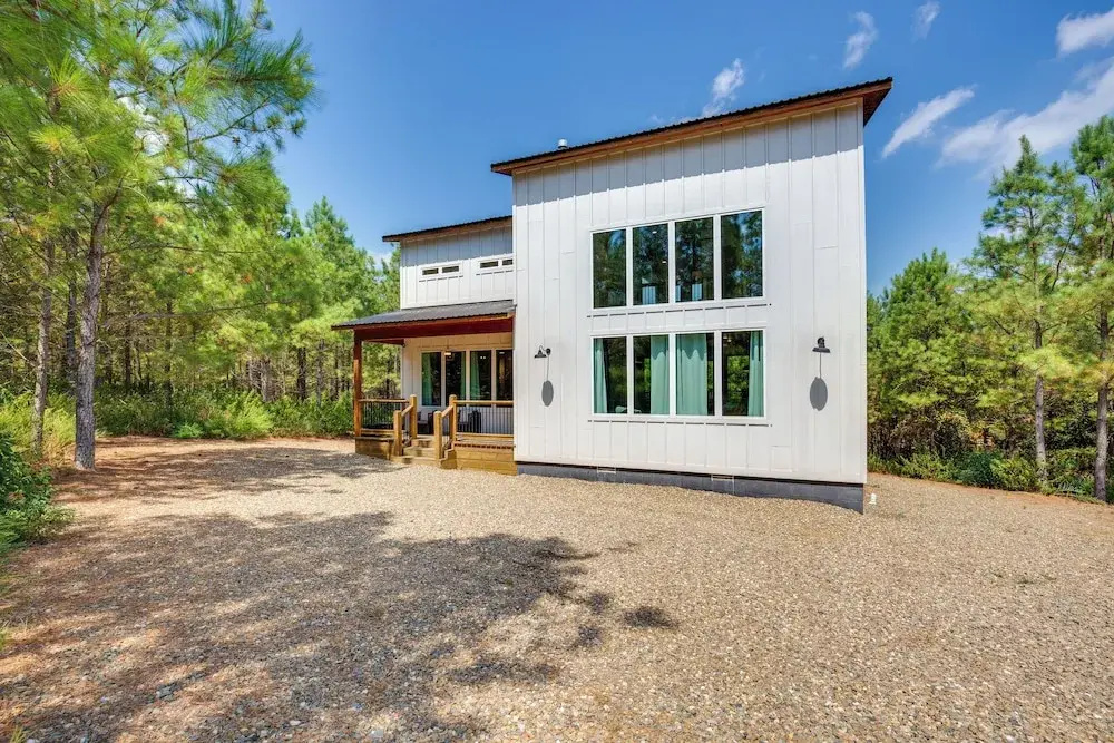 Luxe Broken Bow Cabin: Hot Tub & Outdoor Fireplace