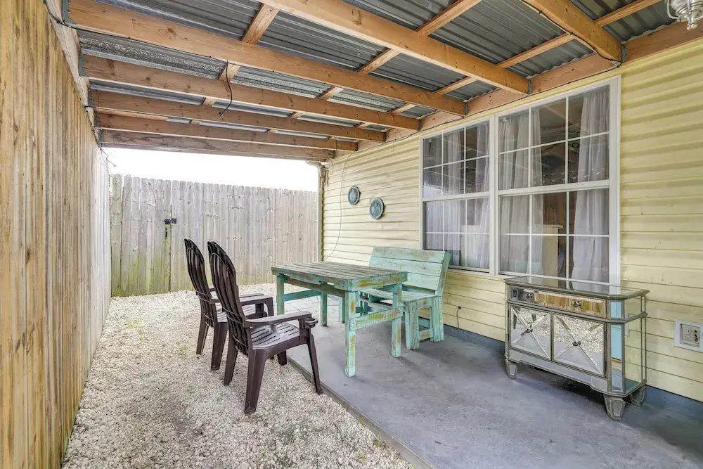 Pet-friendly PCB Duplex - Walk to Beach!
